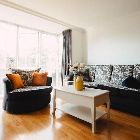 Goldenglow 15 Min Airport Apartman *