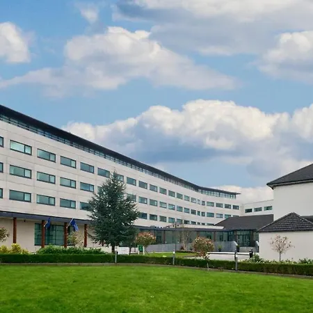 מלון Green Isle Hotel, Dublin 4*
