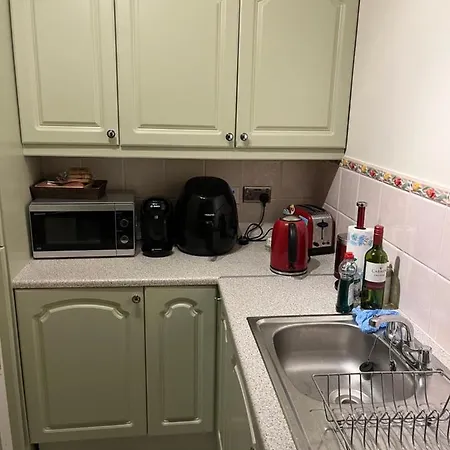 2 St Judes Court D24h1x4 Students Only Homestay *