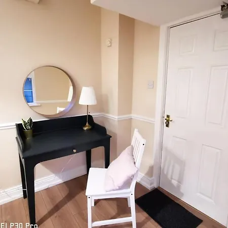 New Spacious & 3bedroom Tv& Wifi Apartment
