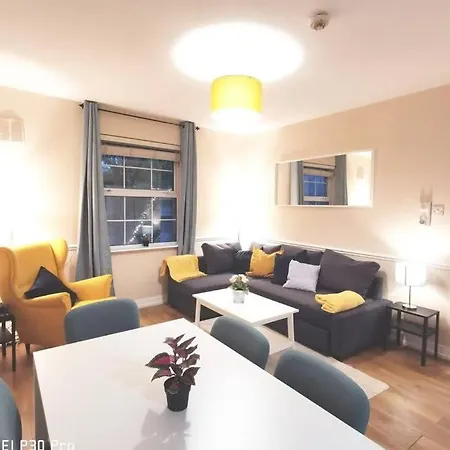 New Spacious & 3bedroom Tv& Wifi Apartment *