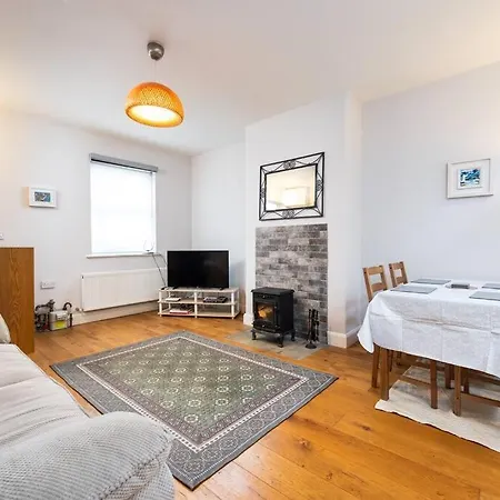Holiday home Super 2-bed House 5 Min To Harcourt Tram Stop *