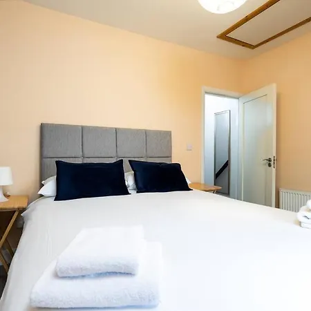 Super 2-bed House 5 Min To Harcourt Tram Stop *