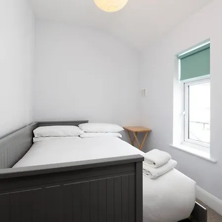 Holiday home Super 2-bed House 5 Min To Harcourt Tram Stop Dublin