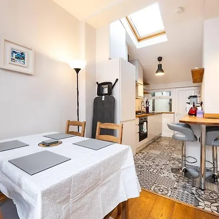 Holiday home Super 2-bed House 5 Min To Harcourt Tram Stop