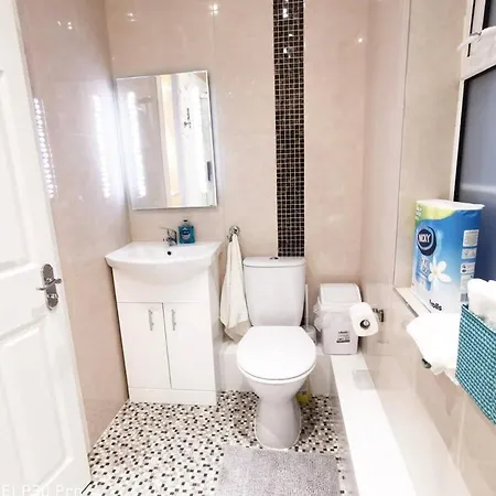 New Spacious & 3bedroom Tv& Wifi *