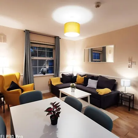 New Spacious & 3bedroom Tv& Wifi Apartment