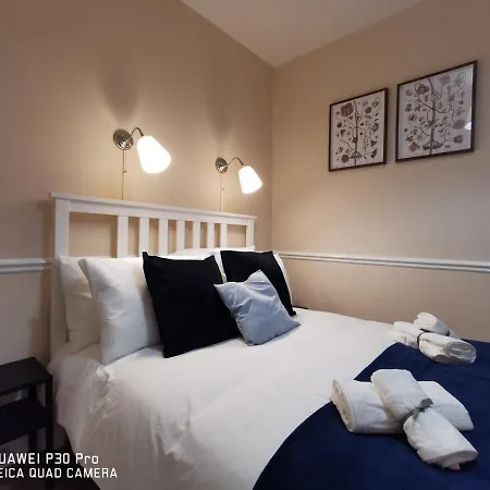 New Spacious & 3bedroom Tv& Wifi Apartment