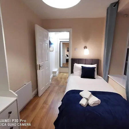 Apartment New Spacious & 3bedroom Tv& Wifi *