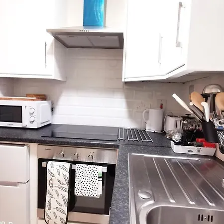 New Spacious & 3bedroom Tv& Wifi