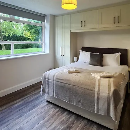 Large Bright With Balcony South Apartment *