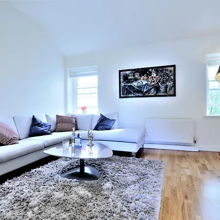 Holiday home A Luxurious City Centre White Regency Townhouse With Terrace & Patio