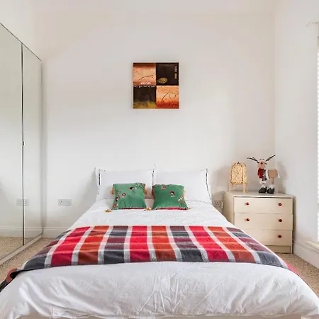 Double Bedroom With Private Toilet And Shower, Easy To Center *
