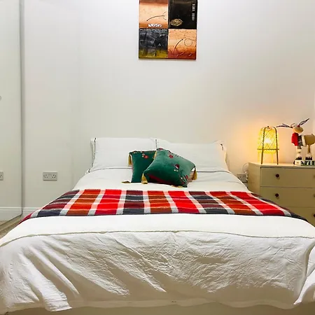 Homestay Double Bedroom With Private Toilet And Shower, Easy To Center
