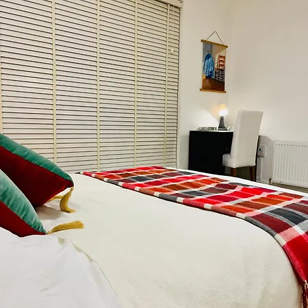 Homestay Double Bedroom With Private Toilet And Shower, Easy To Center Dublin
