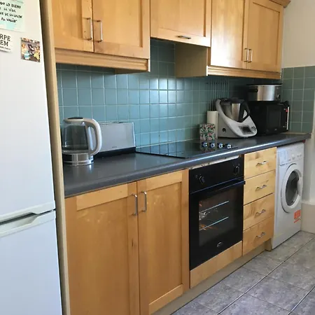 Apartment Spacious 3 Bedroom With Parking *