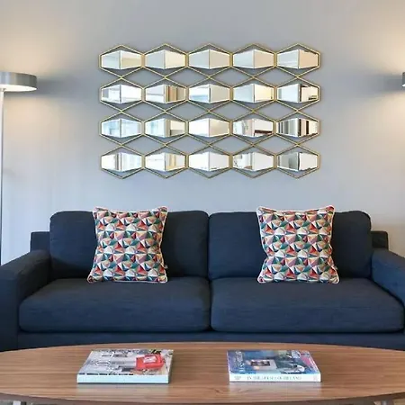 Large Stylish Bright & Luxurious 2 Bed Holiday home *