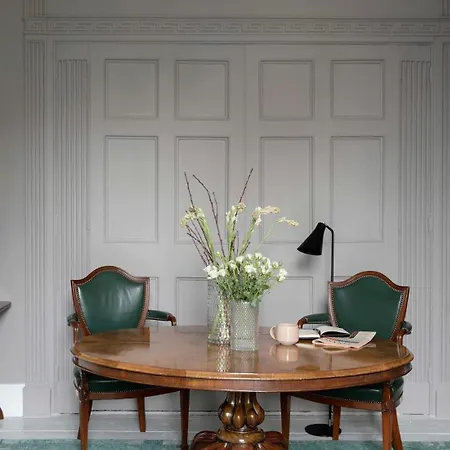 Pembroke Hall 3*