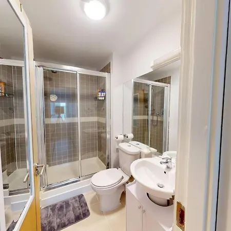 Centrally Located, Comfy 2-bed 2-bath Appartamento