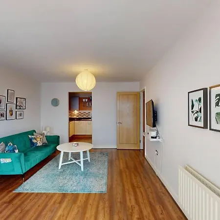 Centrally Located, Comfy 2-bed 2-bath Apt