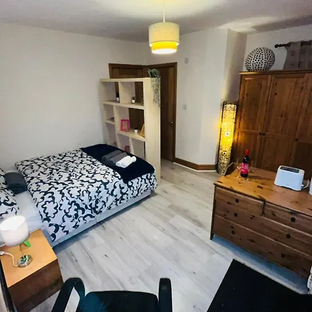 Bedroom + Bathroom D8 Homestay Dublin