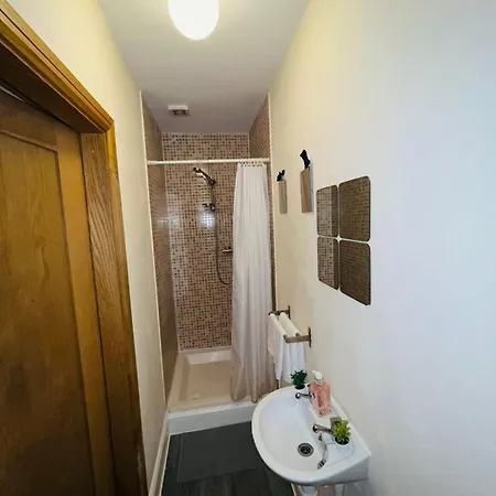 Homestay Bedroom + Bathroom D8