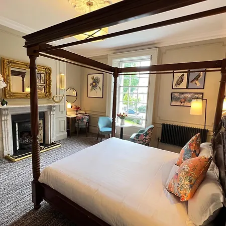 Waterloo Town House & 4*