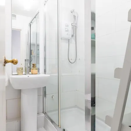 Lovely 2-bed In The Heart Of Apartment