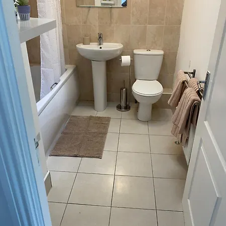Apartment Modern Comfortable Four Bedroom House In Great Location