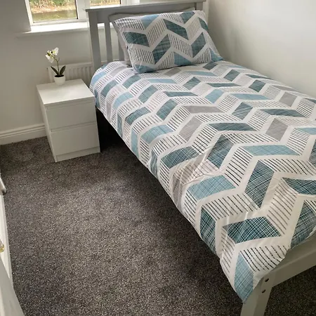 Apartment Modern Comfortable Four Bedroom House In Great Location *