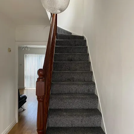 Modern Comfortable Four Bedroom House In Great Location Apartment