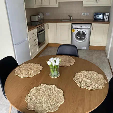 Apartment Modern Comfortable Four Bedroom House In Great Location