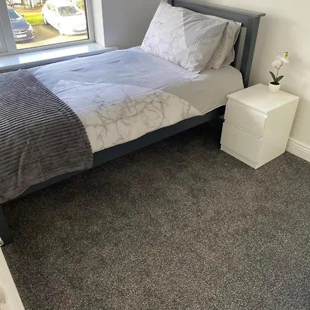 Apartment Modern Comfortable Four Bedroom House In Great Location *