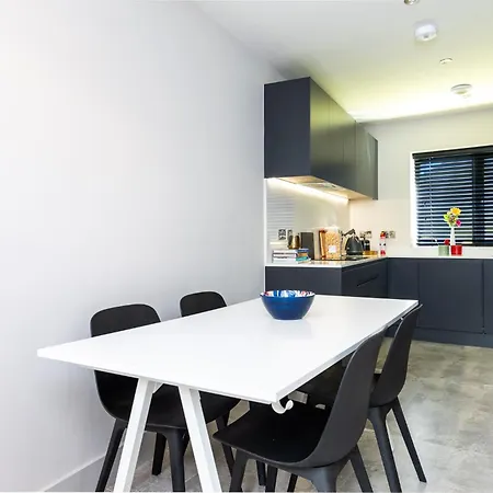 Stunning 2 Bed, 2 Bath House Near National Stadium, Holiday home *