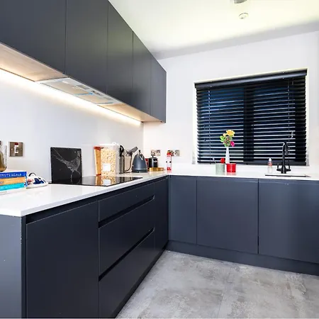 Stunning 2 Bed, 2 Bath House Near National Stadium, Casa vacanze