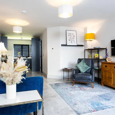 Stunning 2 Bed, 2 Bath House Near National Stadium, Holiday home