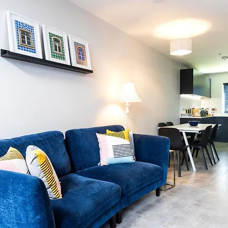 Stunning 2 Bed, 2 Bath House Near National Stadium, Holiday home *
