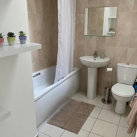Apartment Modern Comfortable Four Bedroom House In Great Location *