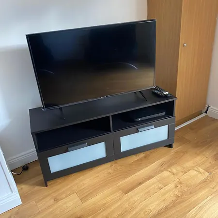 Modern Comfortable Four Bedroom House In Great Location Apartment