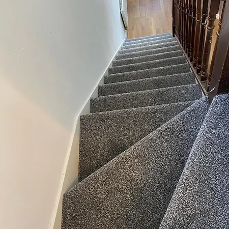 Apartment Modern Comfortable Four Bedroom House In Great Location *