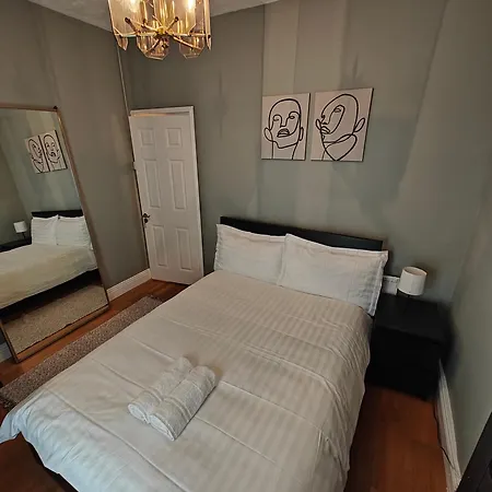 Delightful 3 Bed City House Holiday home