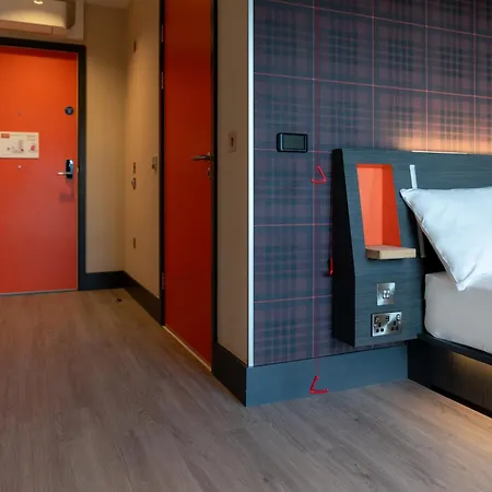 Easyhotel Hotel *