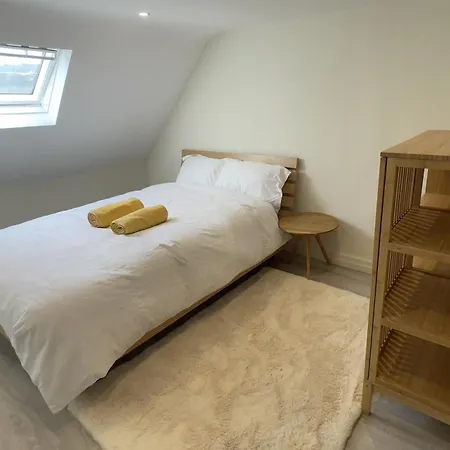 Spire Entire Attic No Kitchen Appartamento