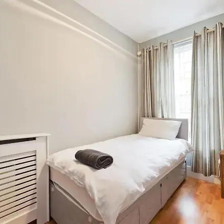 Beautiful, Large 4 Bedroom City Centre Townhouse Apartment Dublin
