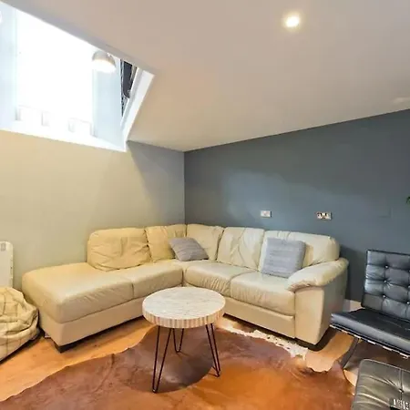 Beautiful, Large 4 Bedroom City Centre Townhouse