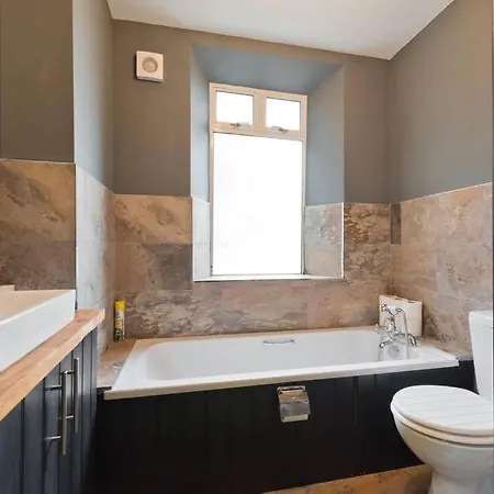 Beautiful, Large 4 Bedroom City Centre Townhouse *