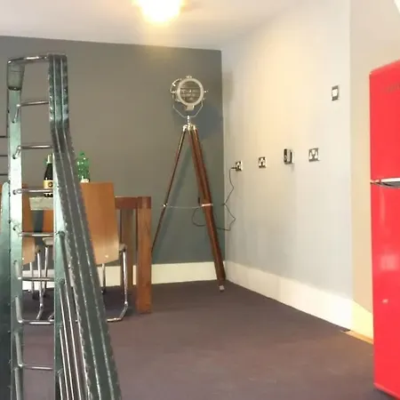 Beautiful, Large 4 Bedroom City Centre Townhouse Apartment *