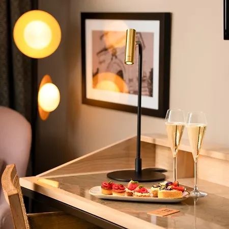 Hotel The 4*