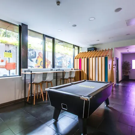 Yugo Explore - Broadstone Hall Apartment *