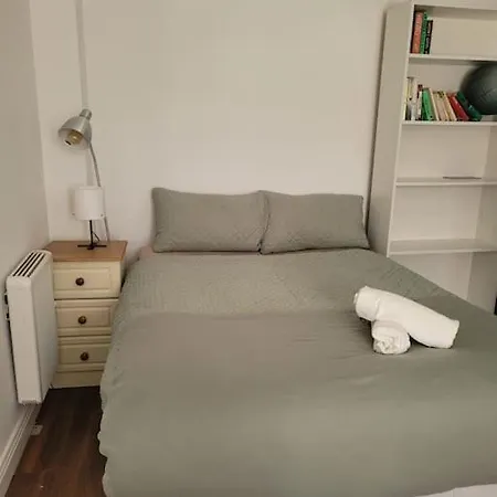 Дом отдыха Stylish 4 Bedroom House *
